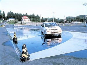 夏でも雪道スリップ体験できる！？　イメージ