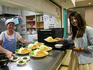 美味しい夕食はスタッフ手作り！　イメージ